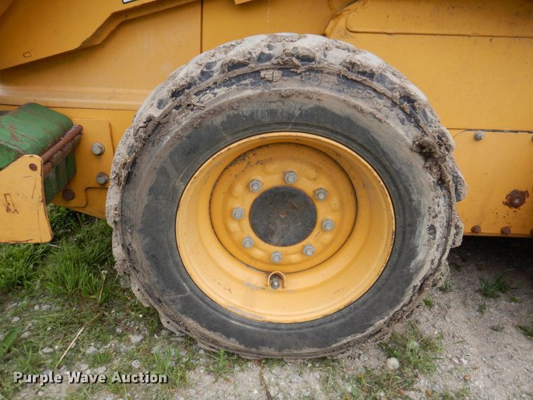 image for item JH9852 2000 John Deere 240  skid steer loader