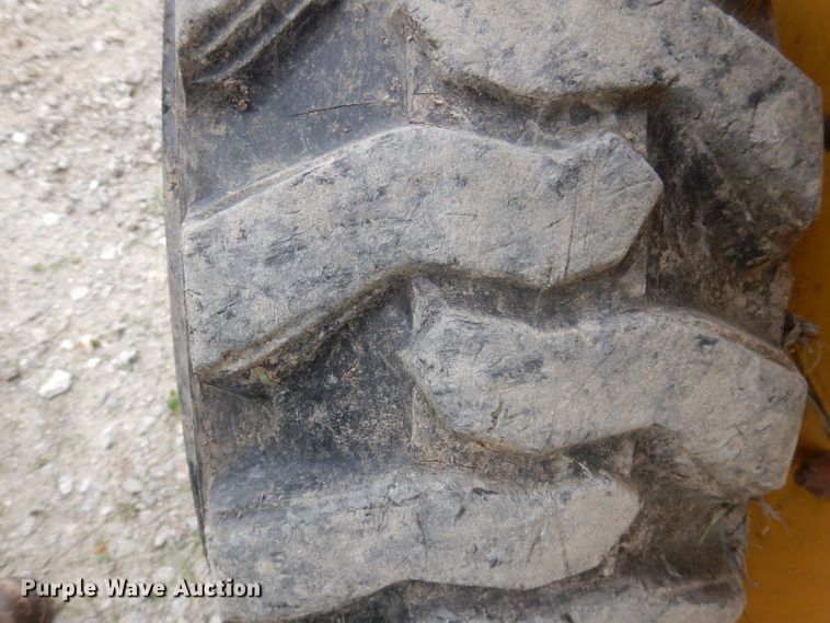 image for item JH9852 2000 John Deere 240  skid steer loader