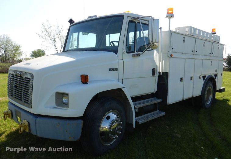 image for item JH9867 2000 Freightliner FL70  utility / service truck