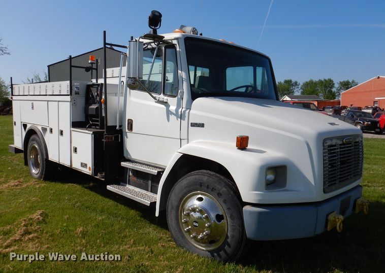 image for item JH9867 2000 Freightliner FL70  utility / service truck
