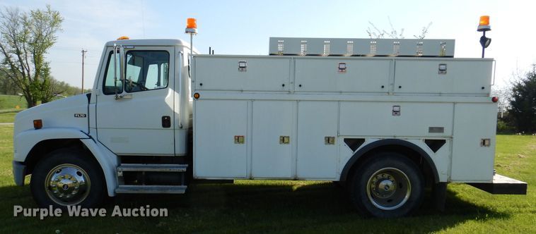 image for item JH9867 2000 Freightliner FL70  utility / service truck
