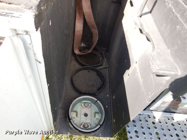 image for item JH9867 2000 Freightliner FL70  utility / service truck