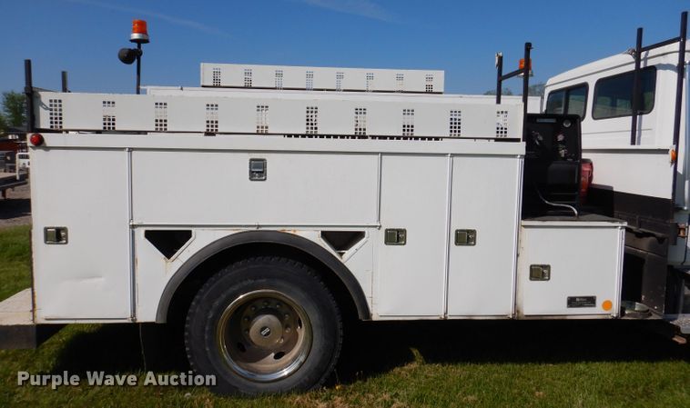 image for item JH9867 2000 Freightliner FL70  utility / service truck