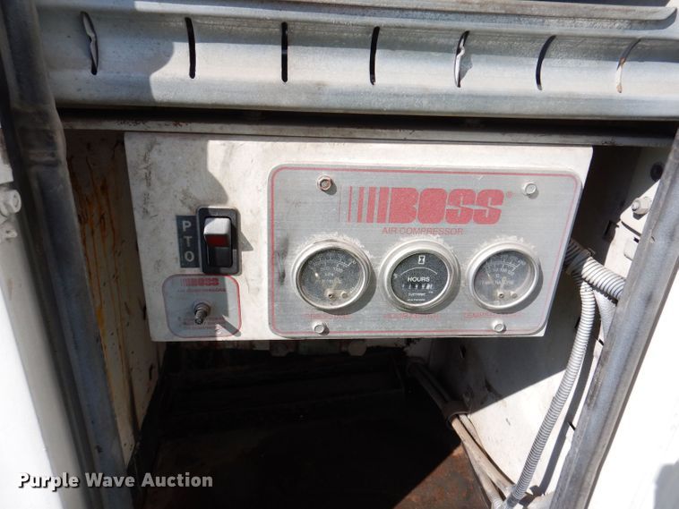 image for item JH9867 2000 Freightliner FL70  utility / service truck