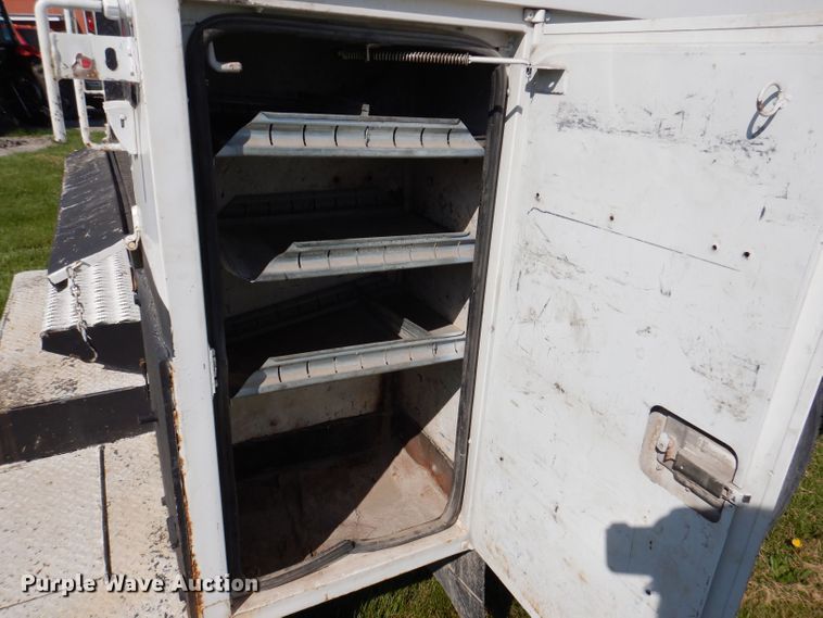 image for item JH9867 2000 Freightliner FL70  utility / service truck