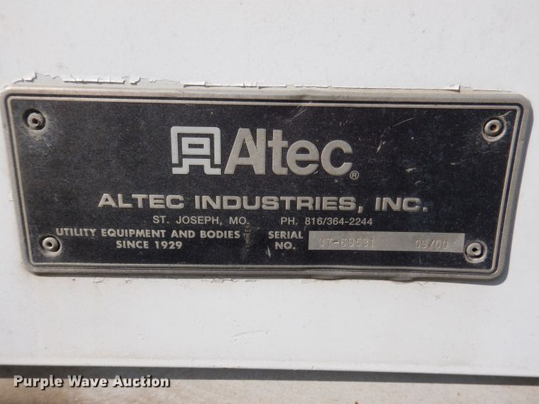 image for item JH9867 2000 Freightliner FL70  utility / service truck