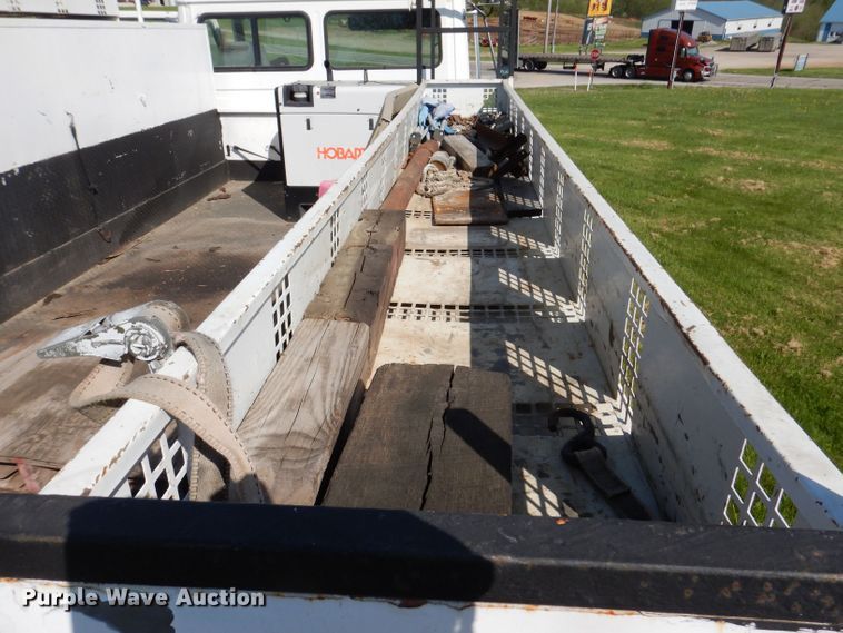 image for item JH9867 2000 Freightliner FL70  utility / service truck