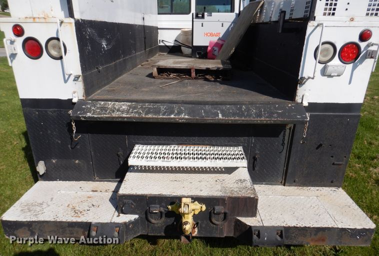 image for item JH9867 2000 Freightliner FL70  utility / service truck