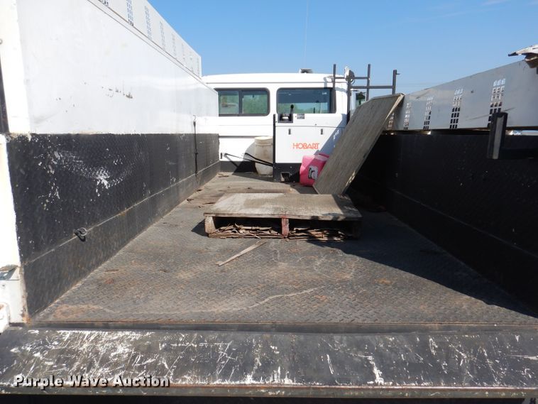 image for item JH9867 2000 Freightliner FL70  utility / service truck