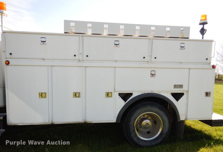 image for item JH9867 2000 Freightliner FL70  utility / service truck