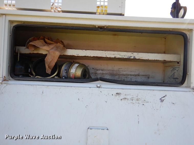 image for item JH9867 2000 Freightliner FL70  utility / service truck