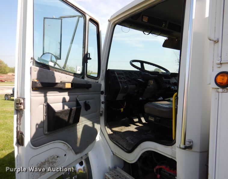 image for item JH9867 2000 Freightliner FL70  utility / service truck