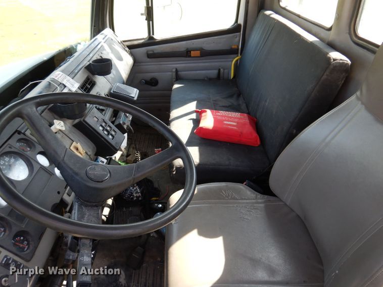 image for item JH9867 2000 Freightliner FL70  utility / service truck