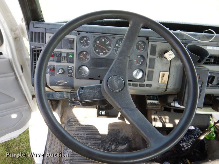 image for item JH9867 2000 Freightliner FL70  utility / service truck