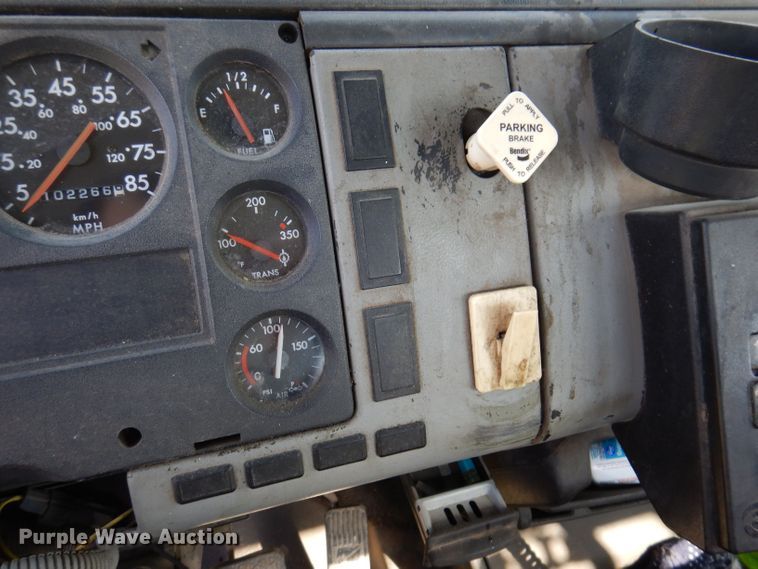 image for item JH9867 2000 Freightliner FL70  utility / service truck