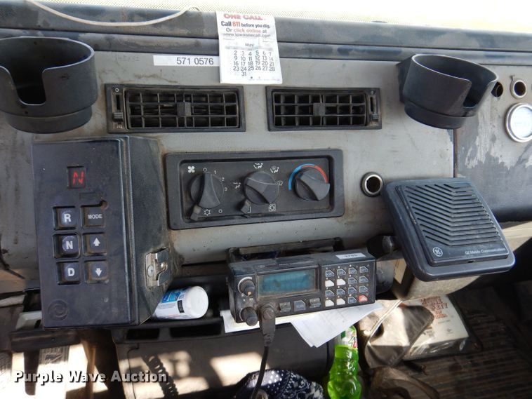 image for item JH9867 2000 Freightliner FL70  utility / service truck