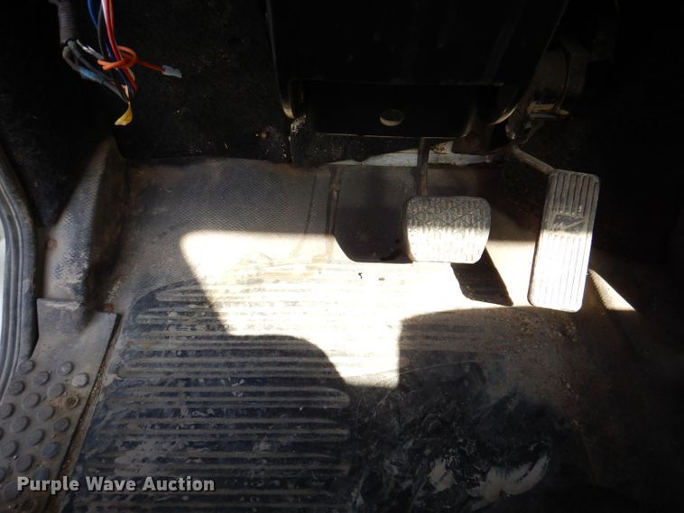 image for item JH9867 2000 Freightliner FL70  utility / service truck