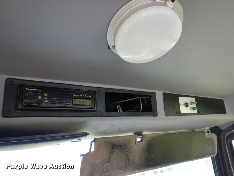 image for item JH9867 2000 Freightliner FL70  utility / service truck