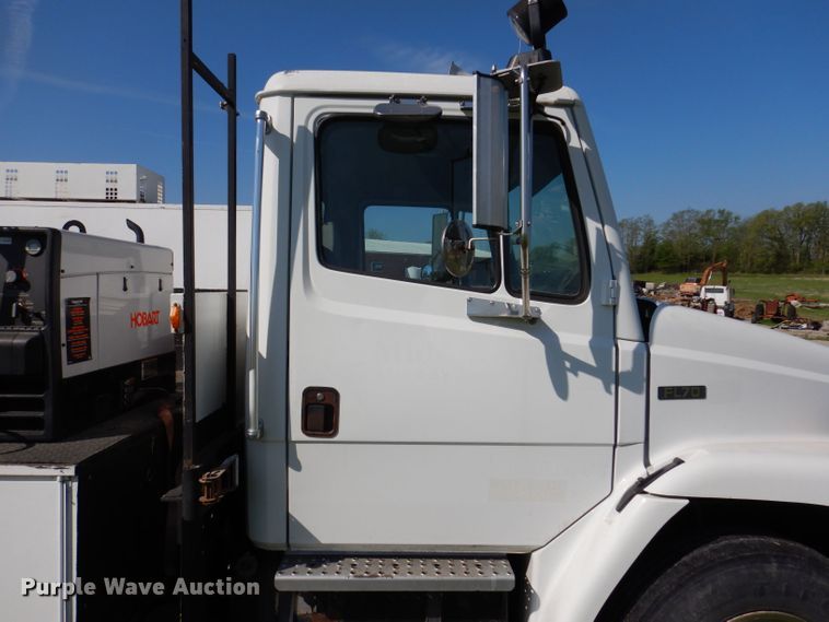 image for item JH9867 2000 Freightliner FL70  utility / service truck