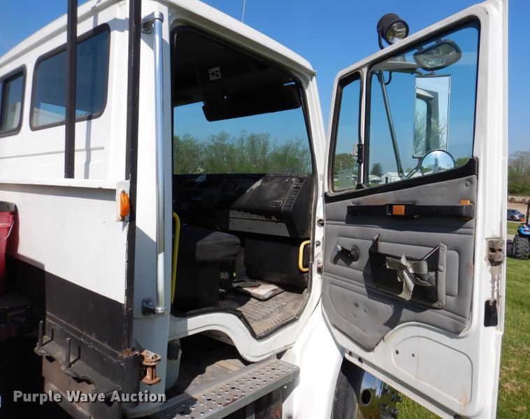 image for item JH9867 2000 Freightliner FL70  utility / service truck