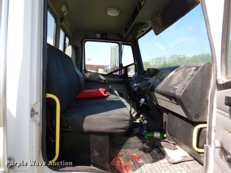 image for item JH9867 2000 Freightliner FL70  utility / service truck