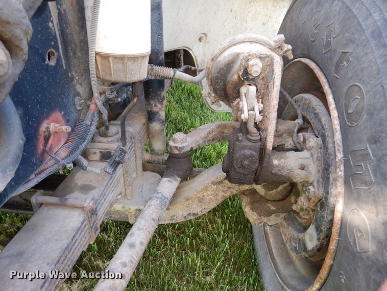 image for item JH9867 2000 Freightliner FL70  utility / service truck