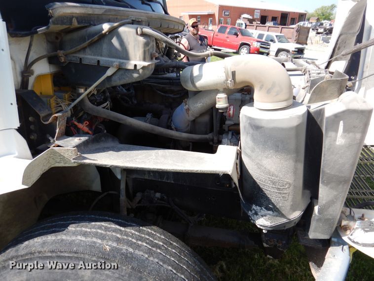 image for item JH9867 2000 Freightliner FL70  utility / service truck