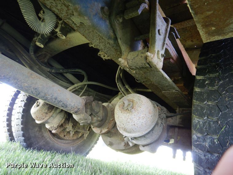 image for item JH9867 2000 Freightliner FL70  utility / service truck