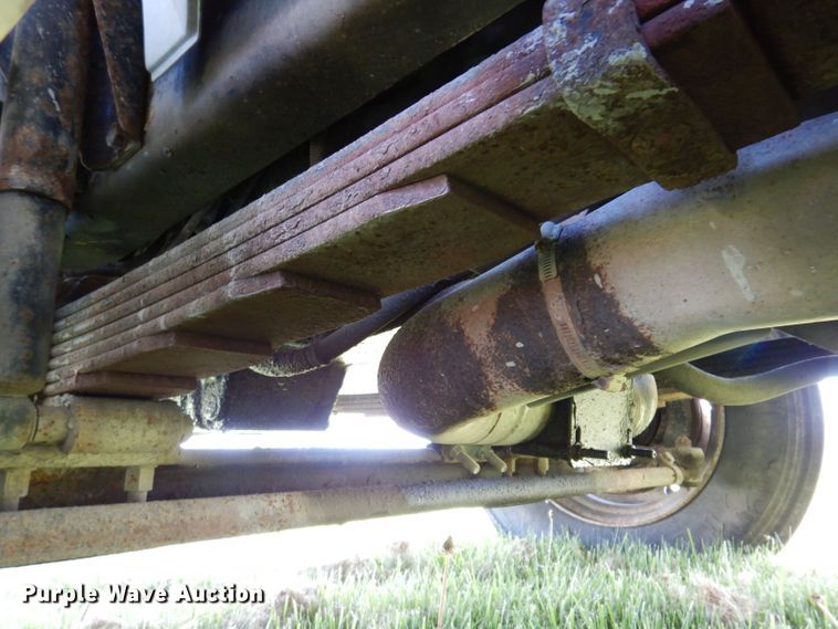 image for item JH9867 2000 Freightliner FL70  utility / service truck