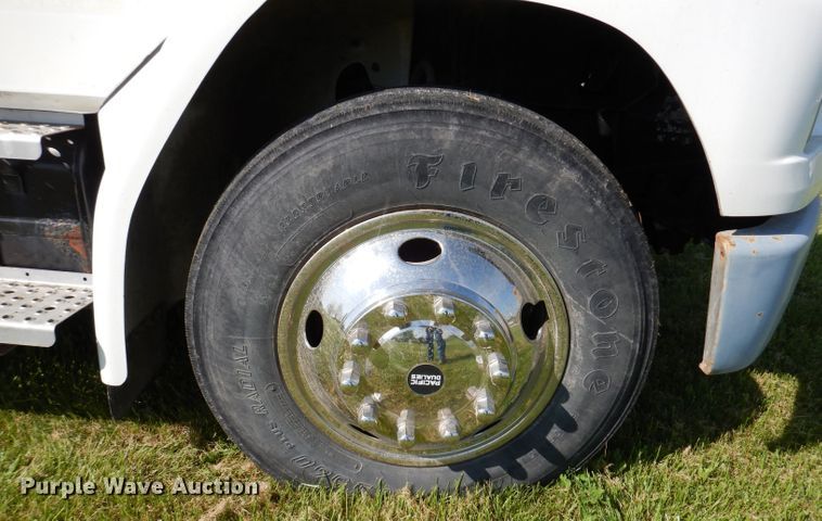 image for item JH9867 2000 Freightliner FL70  utility / service truck