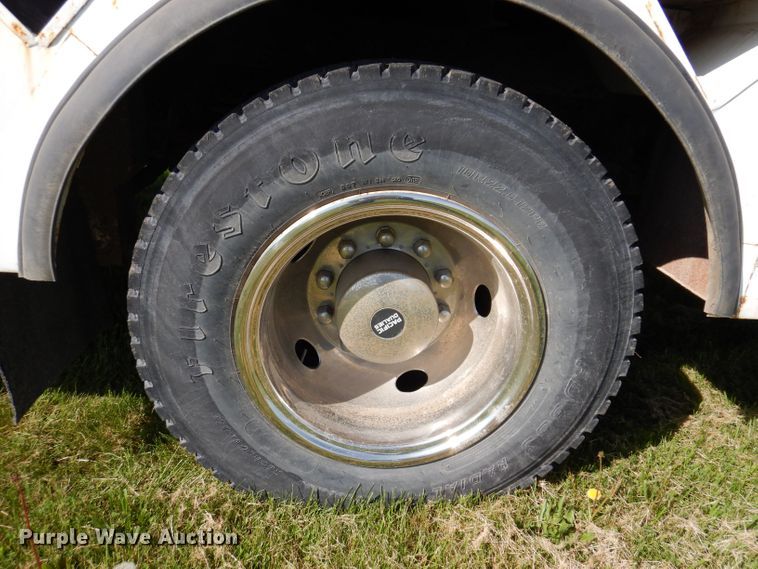 image for item JH9867 2000 Freightliner FL70  utility / service truck