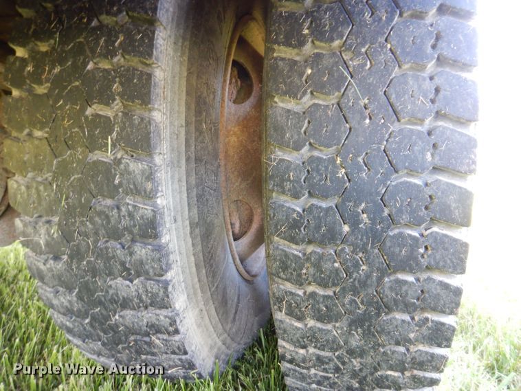 image for item JH9867 2000 Freightliner FL70  utility / service truck