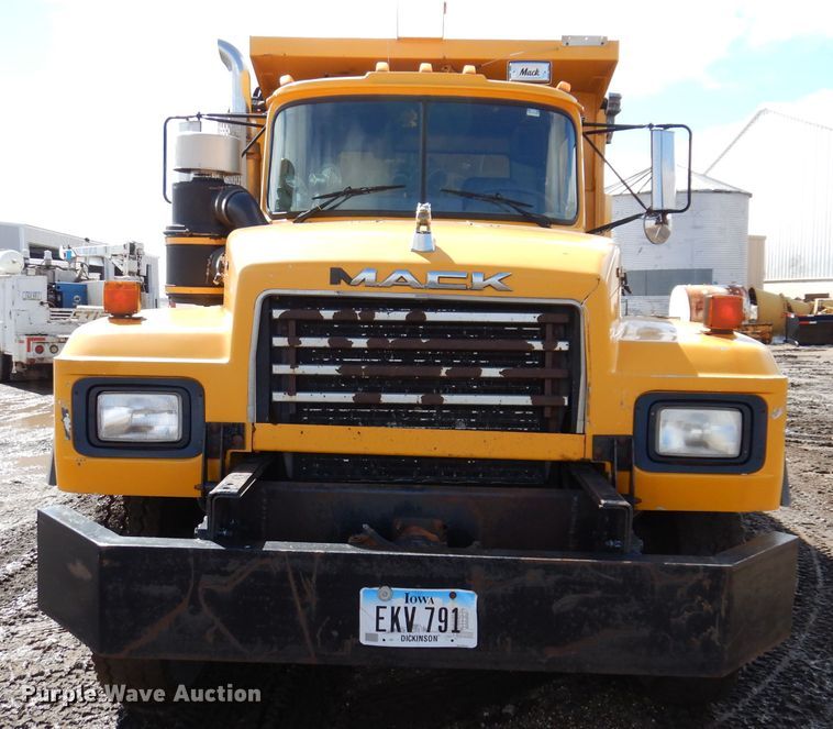image for item JK9480 1996 Mack RD690S  dump truck