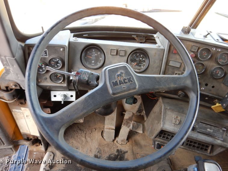 image for item JK9480 1996 Mack RD690S  dump truck