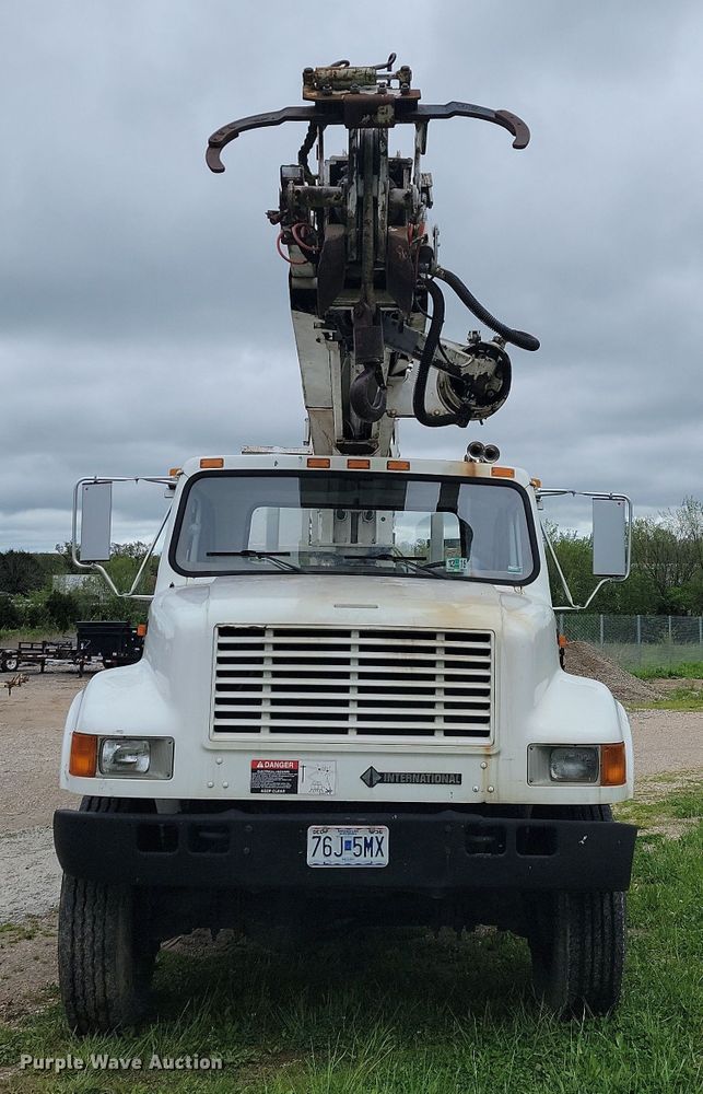 image for item JL9503 2001 International 4800  digger derrick truck