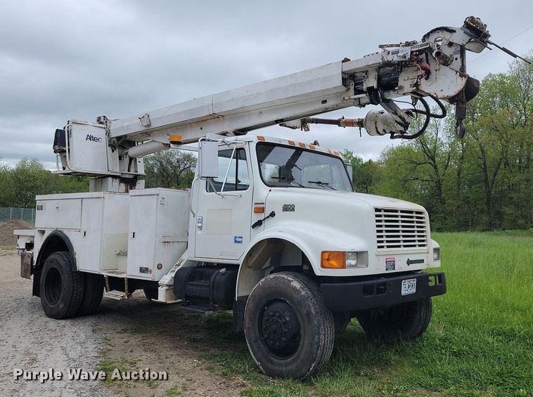 image for item JL9503 2001 International 4800  digger derrick truck