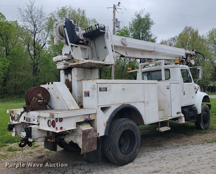 image for item JL9503 2001 International 4800  digger derrick truck