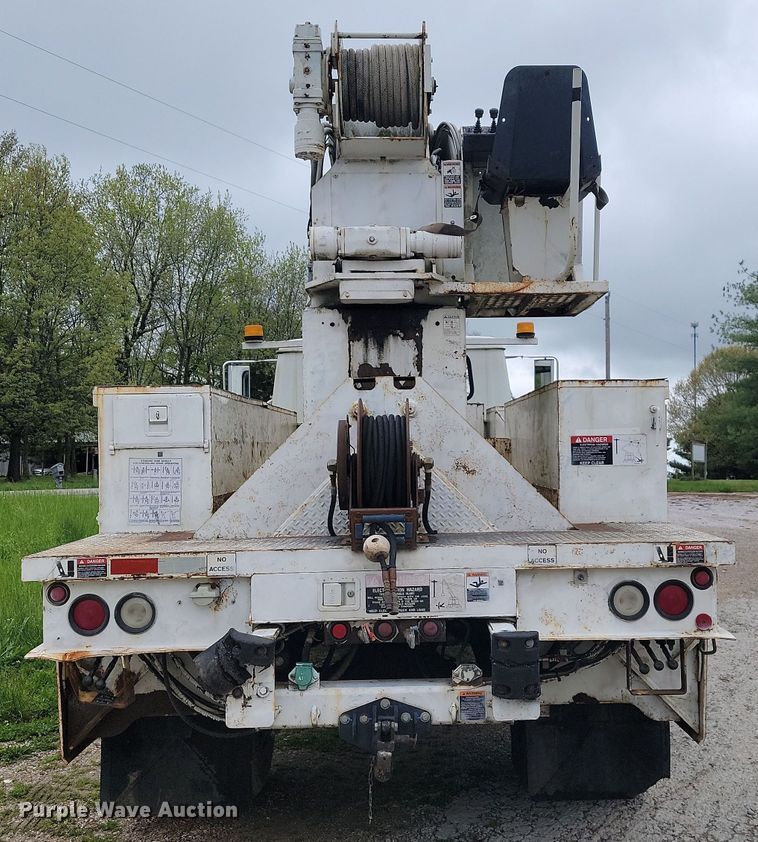 image for item JL9503 2001 International 4800  digger derrick truck