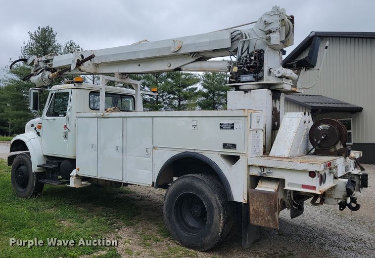image for item JL9503 2001 International 4800  digger derrick truck
