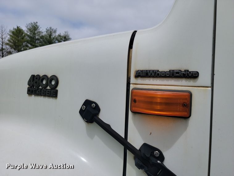 image for item JL9503 2001 International 4800  digger derrick truck