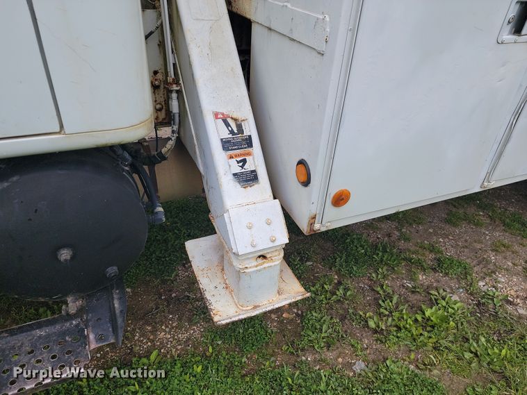 image for item JL9503 2001 International 4800  digger derrick truck