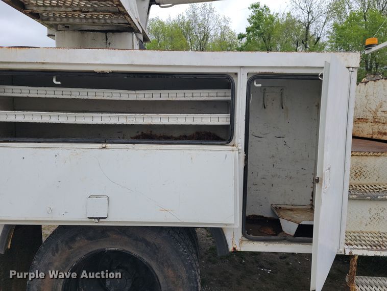 image for item JL9503 2001 International 4800  digger derrick truck