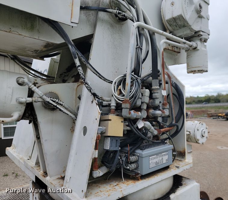 image for item JL9503 2001 International 4800  digger derrick truck