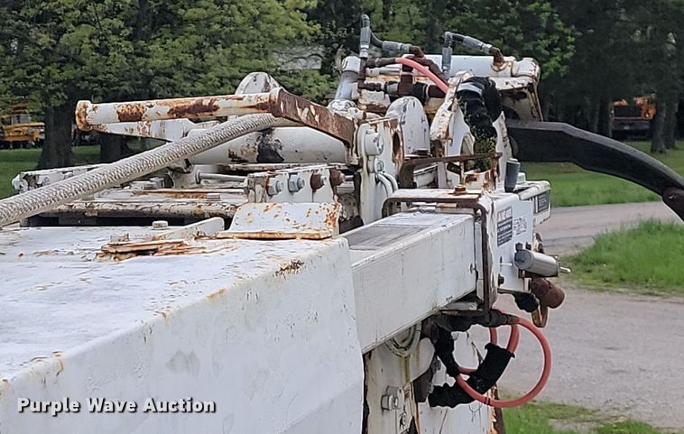 image for item JL9503 2001 International 4800  digger derrick truck