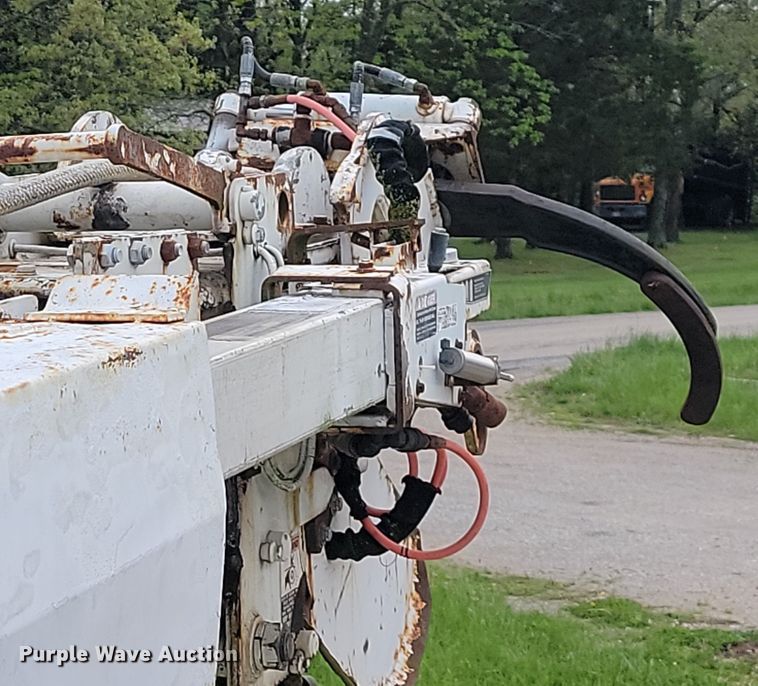 image for item JL9503 2001 International 4800  digger derrick truck