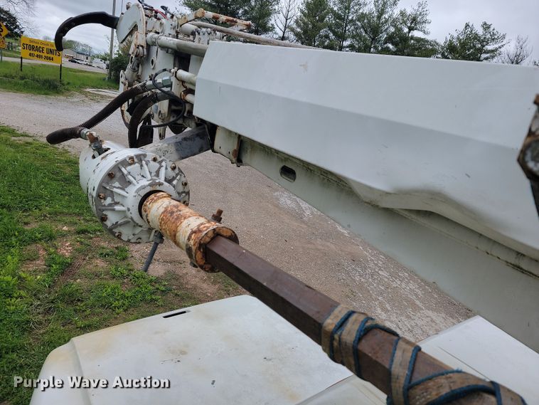 image for item JL9503 2001 International 4800  digger derrick truck