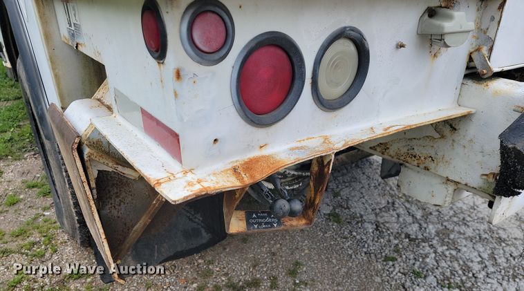 image for item JL9503 2001 International 4800  digger derrick truck