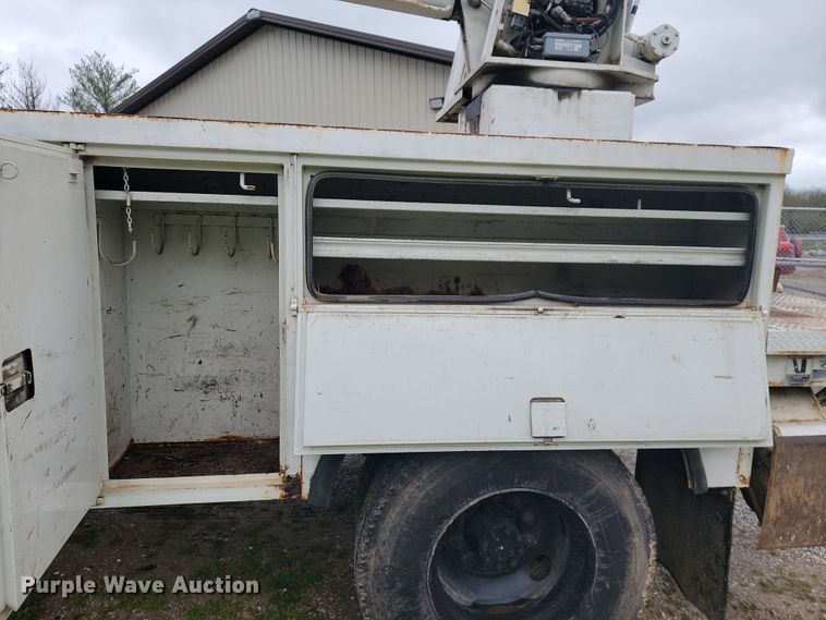 image for item JL9503 2001 International 4800  digger derrick truck