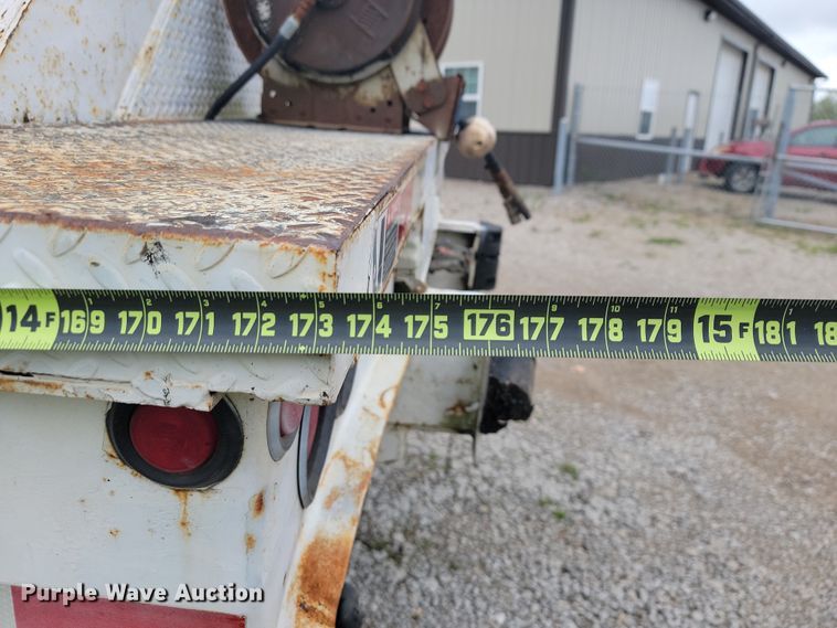 image for item JL9503 2001 International 4800  digger derrick truck