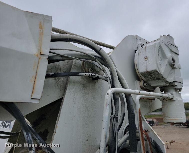 image for item JL9503 2001 International 4800  digger derrick truck